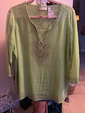 Chico's Green Embellished V-Neck Crinkle Gauze Tunic Top